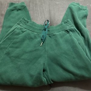 Lululemon scuba joggers in Everglades green in size 6